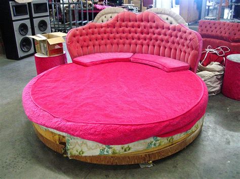 Round beds first appeared on the residential market in 1968 with luigi massoni's rotating lullaby bed for poltrona frau (the updated. 7' Foot Round Bed with Pink Tufted Bed Board