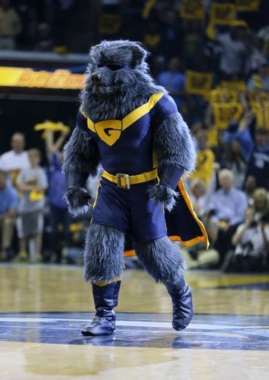On tuesday, the grizzlies welcomed the denver nuggets to memphis for an election night contest and, well, the team's mascot stole the show in a huge way. Memphis Grizzlies' Mascot Fools Portland's Robin Lopez