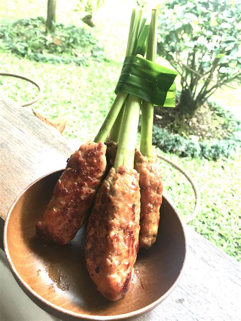 Resep warisan dari almarhumah ibuku, dan. Daging babi yang sudah dihaluskan dengan bumbu rempah lalu ...