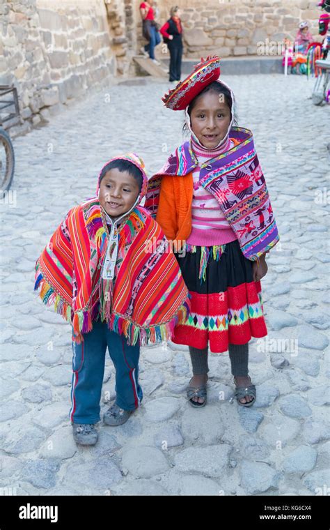 Los niños en ropa tradicional peruana en Ollantaytambo Perú Fotografía