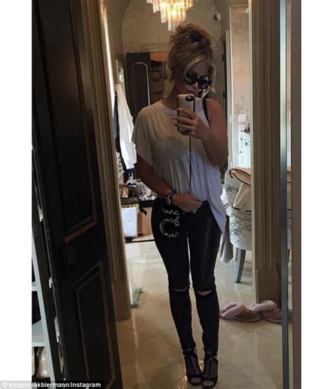 Kim Zolciak Shares A Mirror Selfie After Hitting Back At Critics With