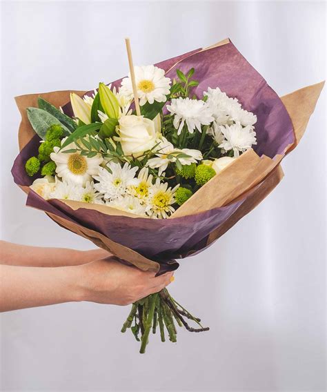 White Simplicity Bouquet Mixed Bouquet Ts Uk And London Delivery