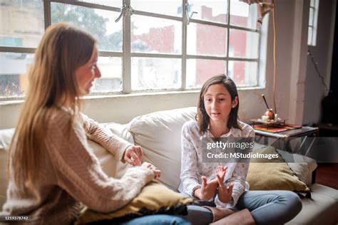 Madre E Hija Hablando Foto De Stock Getty Images