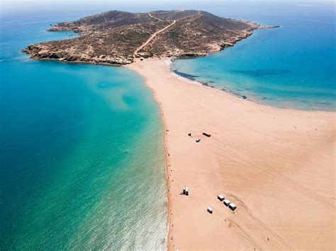 Het is de hoofdstad van het gelijknamige eiland en al jarenlang een toeristische trekpleister. PRASONISI RHODES: THE BEACH WHERE 2 SEAS MEET - Unique ...
