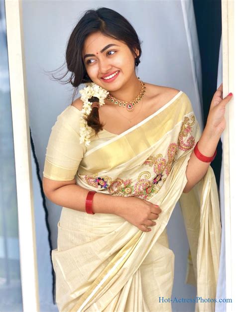 Malayalam Actress Shaalin Zoya Cute Photos In Kerala Saree Hot Actress Photos