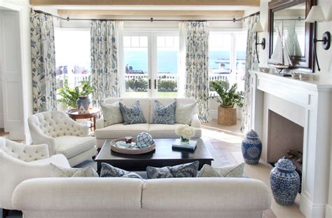 Cozy Coastal Beach House Beach Style Living Room
