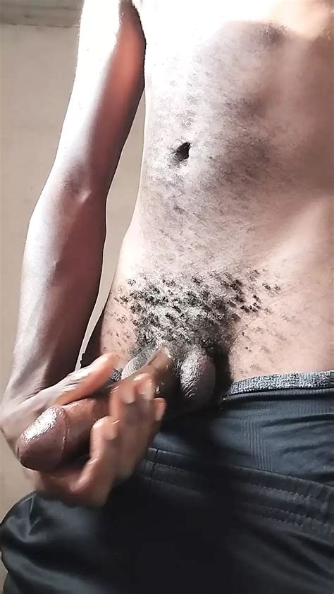 un joli homme noir poilu prend sa bite noire pour se branler en solo devant la caméra xhamster