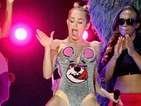 Miley Cyrus Ahora Se Desnudó Para Su Nuevo Video