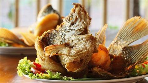 Resep ikan kerapu goreng : Resep Ikan Gurame Goreng Kering Bumbu Ketumbar - Lifestyle Fimela.com