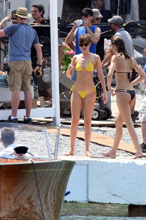 Dakota Johnson Goes Topless On Fifty Shades Set Bares Breasts In Sexy Beach Scene Howwe Ug