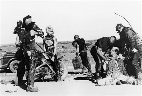 Mad max joins forces with nuclear holocaust survivors to defend an oil refinery under siege from a ferocious, marauding horde that plunders the land for gasoline. Futuro Finale 2088AD: Mad max 2 Stills