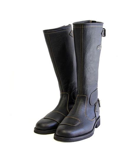 Apart from the obvious protection they offer from the weather, your motorcycle boots will offer abrasive protection in the event of an accident. Botas Gasolina Classic Gasolina Classic motorcycle Boots ...