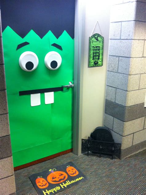 20 Cute Halloween Door Decorations