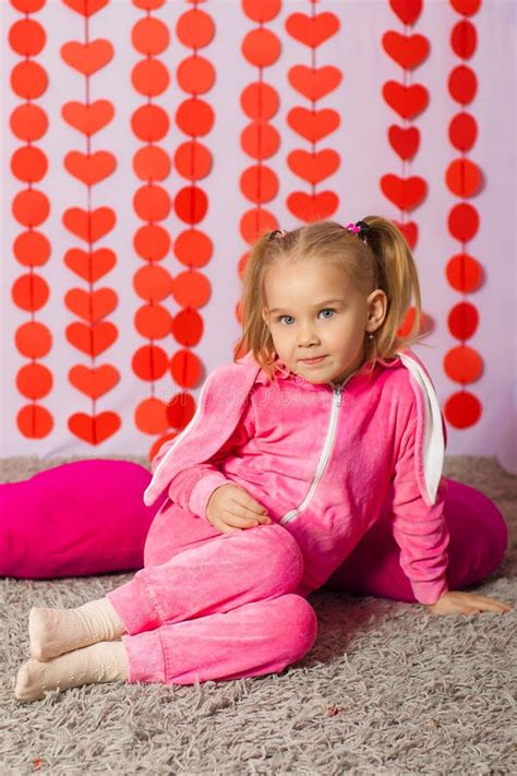 Маленькая девочка в розовой юбке Стоковое Изображение изображение