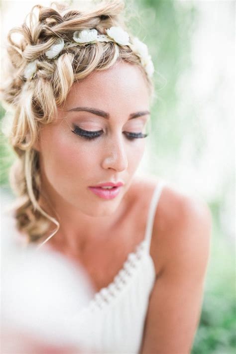 From sleek hair to curls and tresses, there is an accessory. Wedding Hairstyles for Medium Length Hair - MODwedding