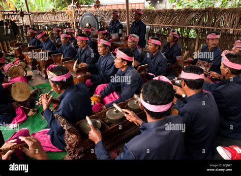 Indonesia Bali Tirta Gangga Orquesta Gamelan En Templo Local