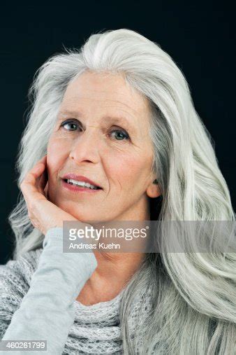 Mature Woman With Long Gray Hair Portrait Stock Foto Getty Images