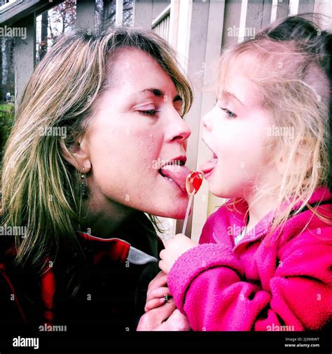 Madre E Hija De Dos Años Comparten Un Lollipop El Día De San Valentín Cabin John Maryland