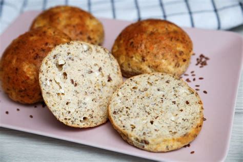 Low Carb Brötchen Mit Flohsamenschalen Leinsamen Und Körnigem Frischkäse