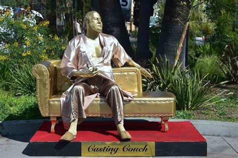 В Голливуде установили статую Вайнштейна Художники выступили против кастингов на диване