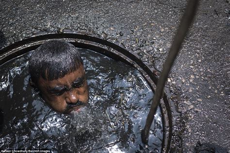 Bangladesh Sewer Cleaner Has To Dive Into Liquid Filth Daily Mail Online