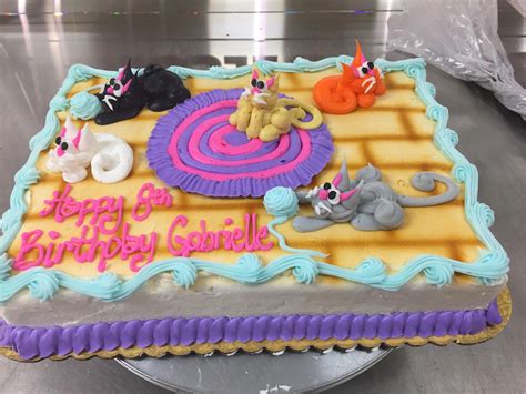 Cats and dogs have different taste receptors and nutritional needs, so when you're baking for them, you'll require very different ingredients. Cat sheet cake decorated with buttercream #birthdaycakesforcats | Cake, Birthday sheet cakes ...
