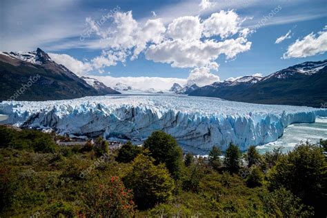 Vistas Del Glaciar Perito Moreno En Un Día Soleado Ubicado En El Parque