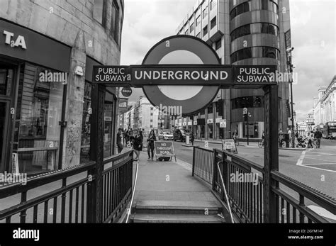 Piccadilly Circus Underground Sign Black And White Stock Photos