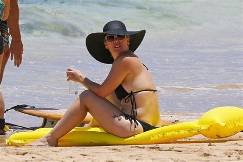 Bikini Babe Jennie Garth Sports Sexy Tattoos On The Beach In Hawaii
