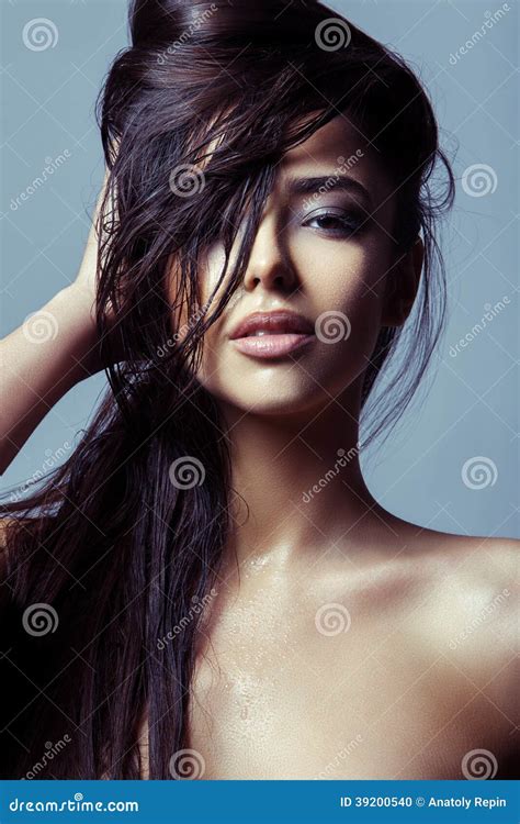 Belle Fille De Brune Avec De Longs Cheveux Sains Photo Stock Image Du