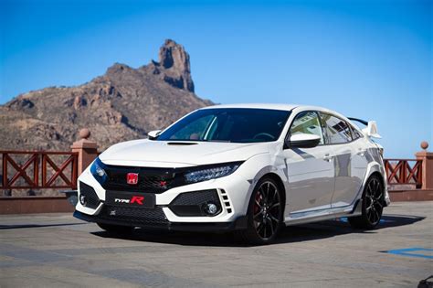 The honda civic type r is ready to tear up the track with a new limited edition trim in phoenix yellow, featuring forged bbs wheels. La emoción del nuevo Honda Civic Type R llega a Canarias