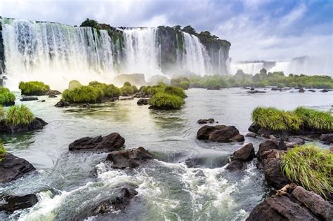 Paisaje Con Las Cataratas De Iguazú En Argentina Una De Las Cascadas