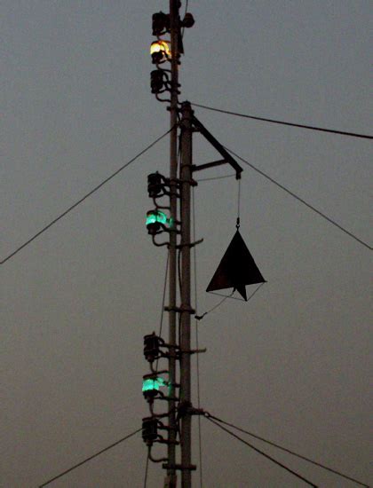 8 gale or storm signal），是香港熱帶氣旋警告信號之一，一般市民俗稱為八號風球。該信號因應實測風向，分為四個方向：八號西北、西南、東北和東南烈風或暴風信號。 各種風球信號和夜間燈號