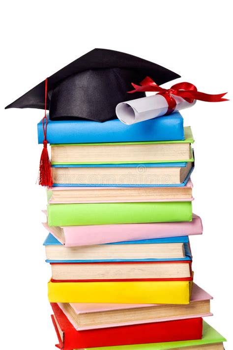 Pila De Libros Con El Casquillo Y El Diploma En Blanco Imagen De