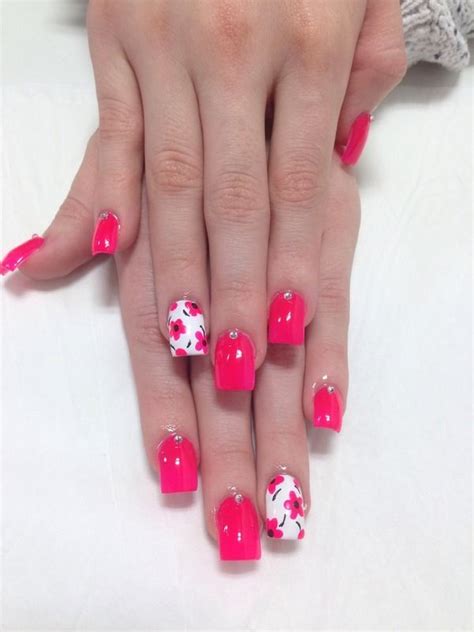 pretty pink nails adorable flowers  white pink nails