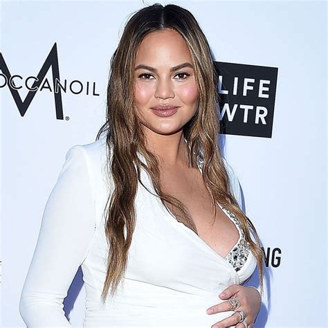 Chrissy Teigen And John Legend S Daughter Luna Gets Scared By A Clown In The Cutest Way