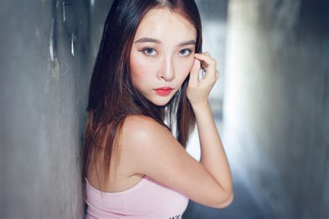 Wallpaper Wanita Model Asia Si Rambut Coklat Melihat Viewer Tank