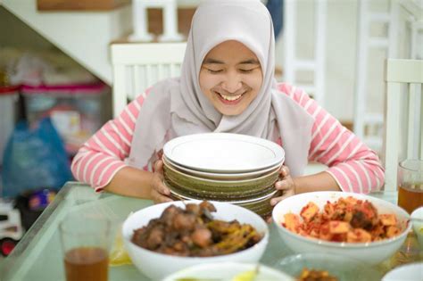 Sebaiknya terapkan pola makan yang sehat dan seimbang agar manfaat puasa. Tips Diet Saat Puasa Ramadhan, Tubuh Sehat dan Pikiran ...