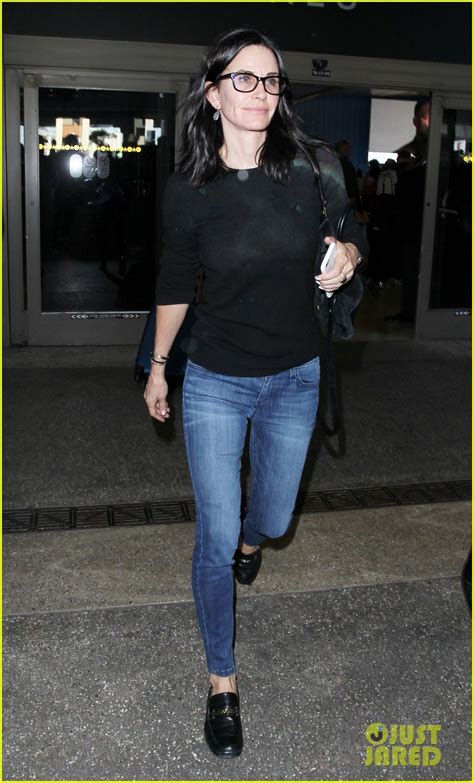 Photo Courteney Cox Kisses Johnny Mcdaid Before Flight Out Of London
