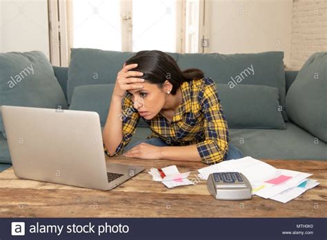 In der buchhaltung wird heute fast überall mit dem pc gearbeitet. Junge Besorgt Frau Im Stress Banken Und Buchhaltung ...
