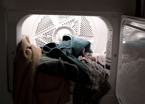 Is it correct to pronounce clothes as close so without the th sound ? How to Use a Clothes Dryer Correctly