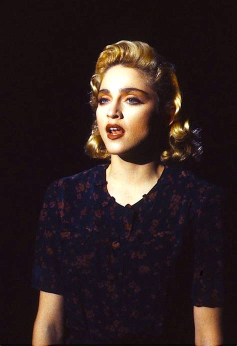 It is the title track from her third studio album true blue (1986), and was released as the album's third single on september 17, 1986, by sire records. Madonna (1986) Live To Tell (At Close Range) | Pintar