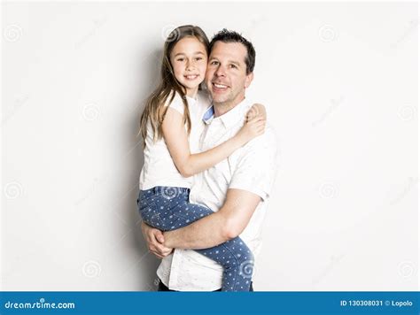 Una Muchacha Con Su Padre Aislado En El Fondo Blanco Imagen De Archivo