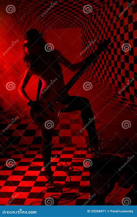 silhouette de fille restant et jouant la guitare électrique image stock image du brouillard