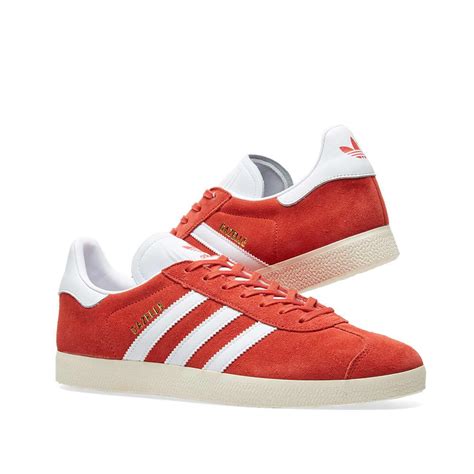 With a smaller toe box, shorter tongue and slightly slimmer cut, the gazelle og is lighter and lower profile than its modern counterpart. adidas Gazelle Og, Trainers in Red for Men - Lyst