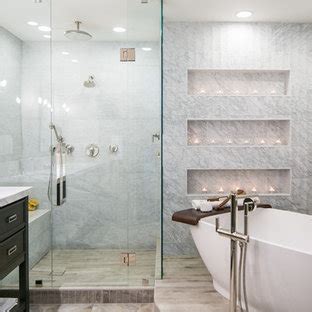 En effet, un carrelage pour un salon n'a pas besoin des mêmes caractéristiques techniques qu'un carrelage de salle de bain. Salle de bain moderne avec un carrelage de pierre : Photos et idées déco de salles de bain ...