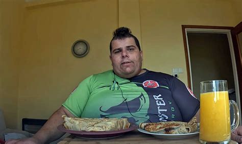 Chris ASMR MUKBANG Η ανθυγιεινή υπερβολή έκανε τον Καβαλιώτη TikToker