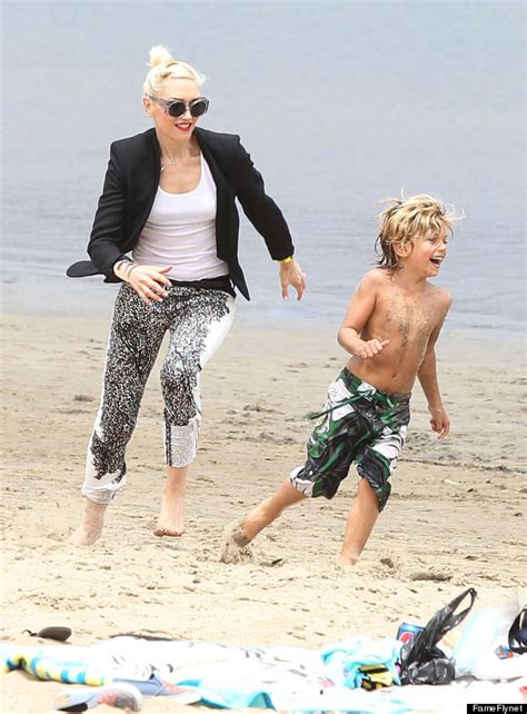 Gwen Stefani Plays With Sons On Los Angeles Beach Photos Huffpost Entertainment