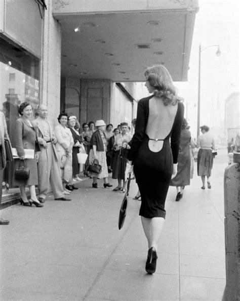 Vikki Dougan In Her Iconic Backless Black Dress Hollywood 1957 Moda Estilo Estilo Vintage Moda