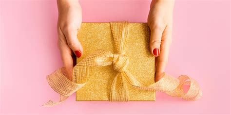 Whether it's for him or for her, for a birthday or an anniversary, or just to put a smile on a friend's face, here are 15 thoughtful gift ideas for during quarantine. Birthday gifts in isolation - presents to post in lockdown